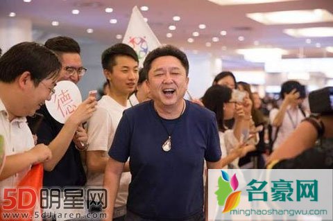 于谦带社员东京巡演 机场接机粉丝标语亮了