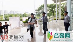 吴京南京路演遭遇飞机晚点 视频直播狂奔而来