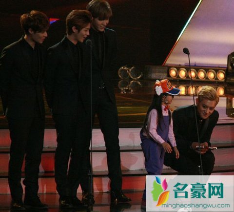 小葡萄献吻exo 小葡萄给exo颁奖