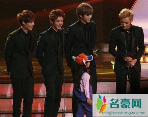 小葡萄献吻exo 小葡萄给exo颁奖