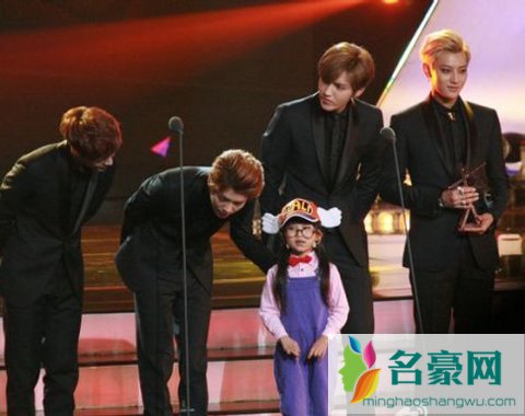 小葡萄献吻exo 小葡萄给exo颁奖