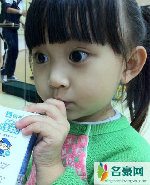 小葡萄献吻exo 小葡萄给exo颁奖