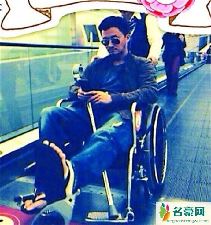 吴京在结婚是也是做轮椅去的