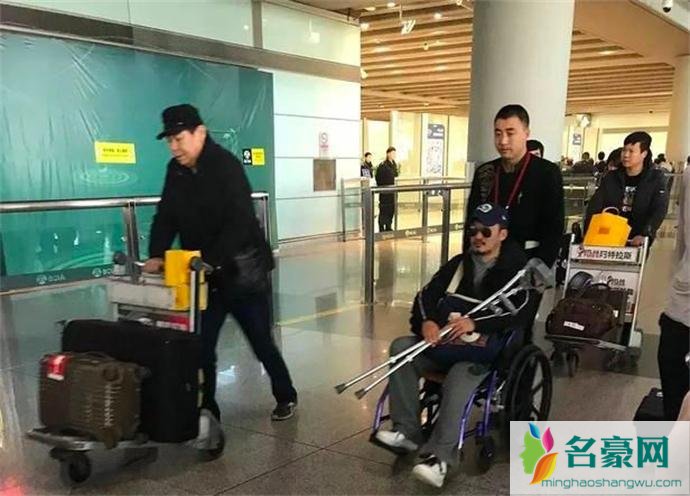 吴京坐轮椅现身机场疑是旧伤复发