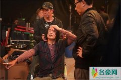 周润发拍戏时受伤缝了5针  假戏真做影帝的坚持感动全场