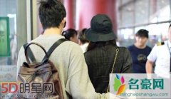 又牵手又搂腰 倪妮井柏然机场大秀恩爱