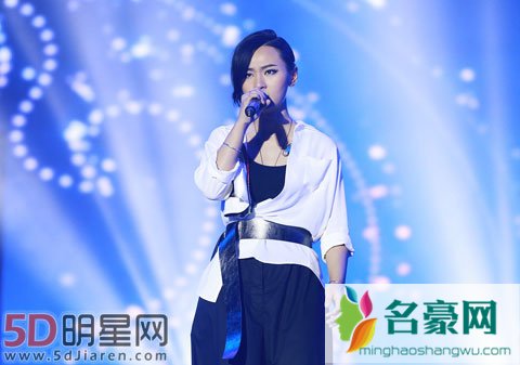 周笔畅巡演不排斥请杨幂参加 唱歌不行可以伴舞