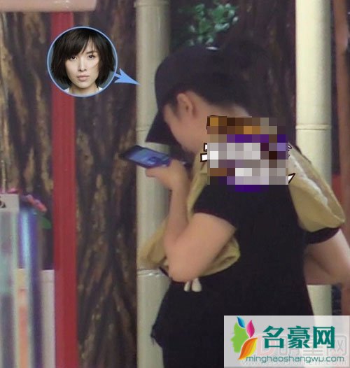 曝靳东妻子李佳怀二胎 逛商场孕肚明显