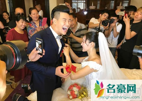 谢孟伟在家乡办婚礼 妻子颜值不输女明星