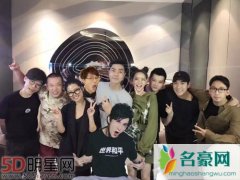 袁成杰晒我型我秀再聚合影 他居然也是其中一员