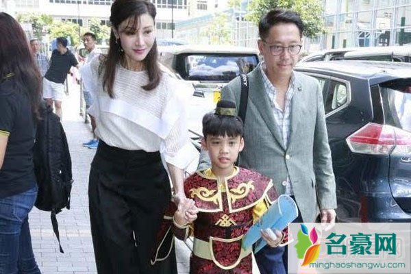 李嘉欣与爱子合影 感觉他老公就一个头衔:船王的孙子