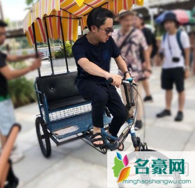 李亚男为什么选王祖蓝 名和利有一部分感情一部分,前者的比例应该要重一些