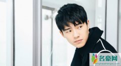 刘昊然在家写论文 昊然弟弟宅在家中写论文太惨了