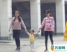 方媛挺巨肚散步 方媛带女儿出门逛街女儿太可爱圈粉偷拍记者