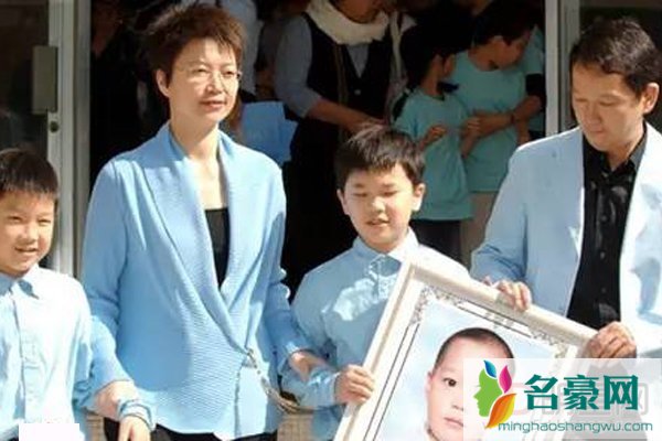 廖文哲女装变性照片 廖启智多个女儿也挺好的啊