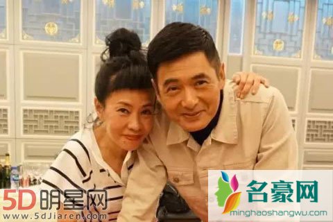 周润发第一任老婆是谁 真正的男人对妻子是真正的体贴和关爱