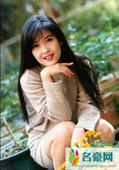周慧敏妈妈干什么的 周慧敏和倪震是形婚吗