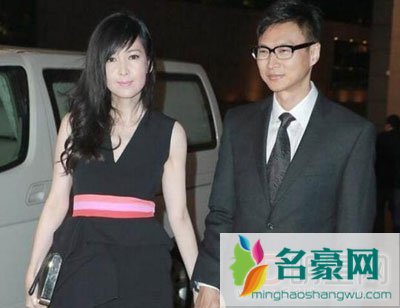 周慧敏妈妈干什么的 周慧敏和倪震是形婚吗