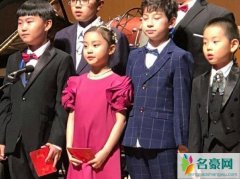 甜馨近照曝光 甜馨参加音乐会表演弹奏钢琴小公主近照变美了