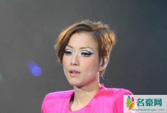 许志安对郑秀文好冷淡 这一细节表明许志安对郑秀文的态度