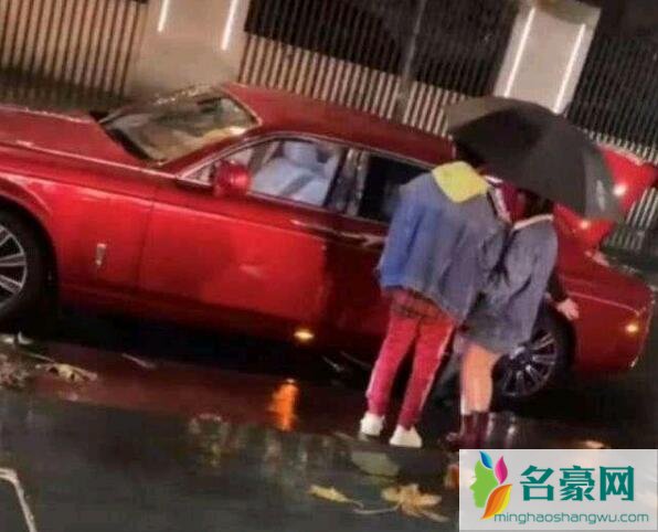 曝王思聪雨天约会