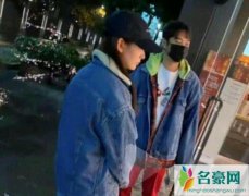 曝王思聪雨天约会 王思聪与新女友穿情侣装雨天约会被拍太甜蜜