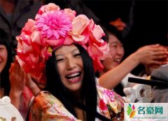 杨二车娜姆被割耳朵是怎么回事 戴花只为遮挡惊人伤疤
