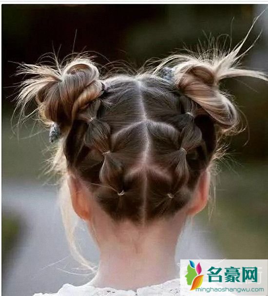 儿童辫子简单洋气扎法：双丸子头发型
