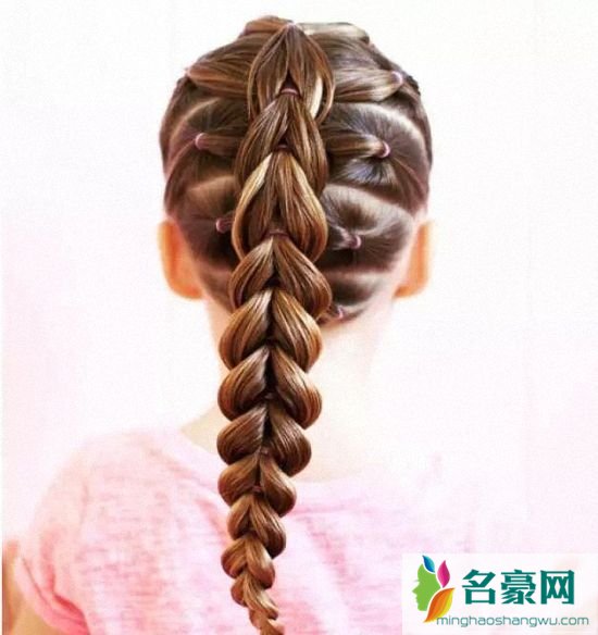 儿童辫子简单洋气扎法：鱼尾辫发型