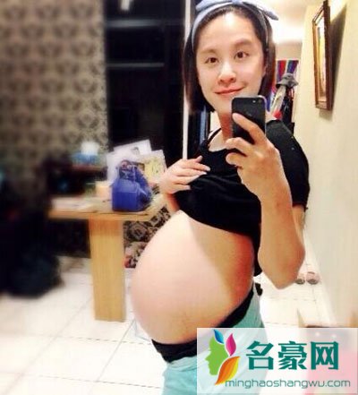 黄小柔和谁结婚了 黄小柔黑色婚纱照