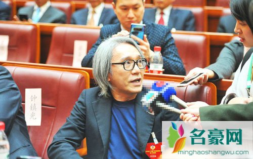 周星驰参加政协会议 满头白发对比照让人止不住心酸