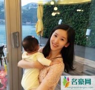 刘强东背娇妻章泽天 二人笑容灿烂秀恩爱
