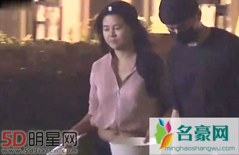 蒋劲夫约会多名美女 撩衣服秀肌肉桃花旺