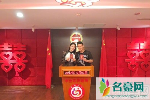 谢孟伟登记结婚 老婆照片曝光显清纯