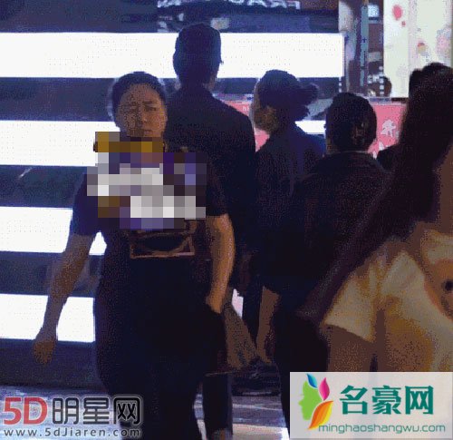 靳东和家人逛街吃饭 与妻子无形秀恩爱