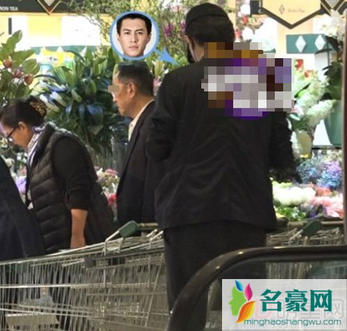 靳东和家人逛街吃饭 与妻子无形秀恩爱