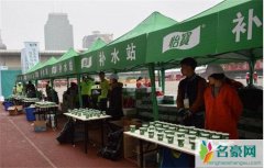 丢脸！马拉松补给遭哄抢场面混乱 不告而取就是偷抢触犯了法律