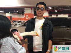 保剑锋被粉丝送鹅 收到大白鹅礼物保剑锋五官都变扭曲了