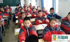 高中女生发不搭肩 学校苛刻要求令学生苦不堪言深受折磨