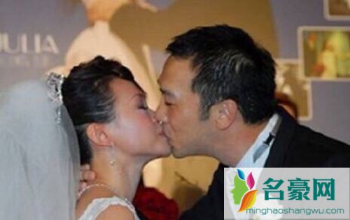 曝彭佳慧忙捞金与丈夫感情变淡 以新歌否认离婚：关你屁事啊