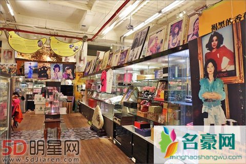 邓丽君遗物被当做垃圾打包在路边 歌迷感慨不能心安