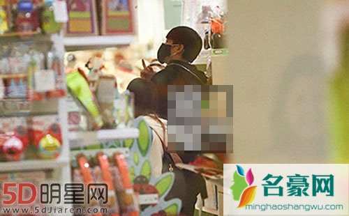 陈思诚独自逛婴儿店 挑选玩具做回好爸爸