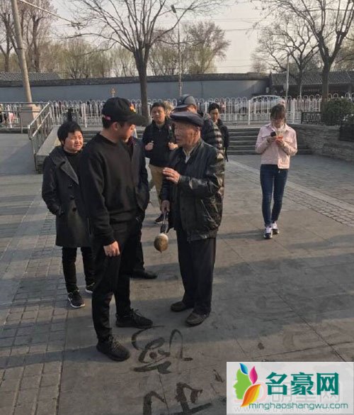 郑恺为新剧苦练书法 街头和老大爷PK