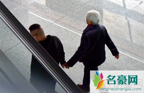 岳云鹏机场购物牵老母 说说岳云鹏相声水平怎样