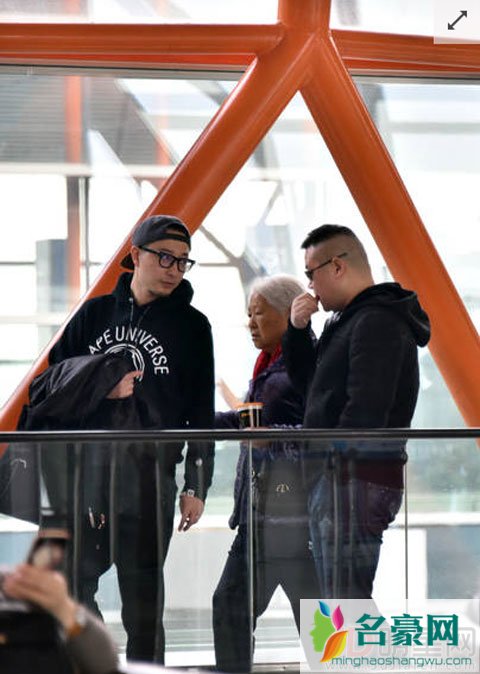 岳云鹏机场购物牵老母 说说岳云鹏相声水平怎样