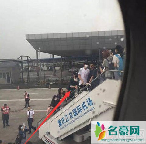 金莎与王俊凯搭乘同班航空 感受到其粉丝的疯狂