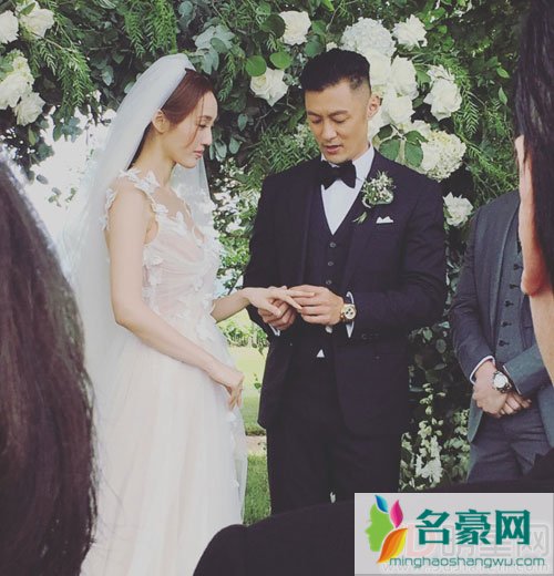 余文乐婚后晒妻 王棠云白皙美腿遮肚