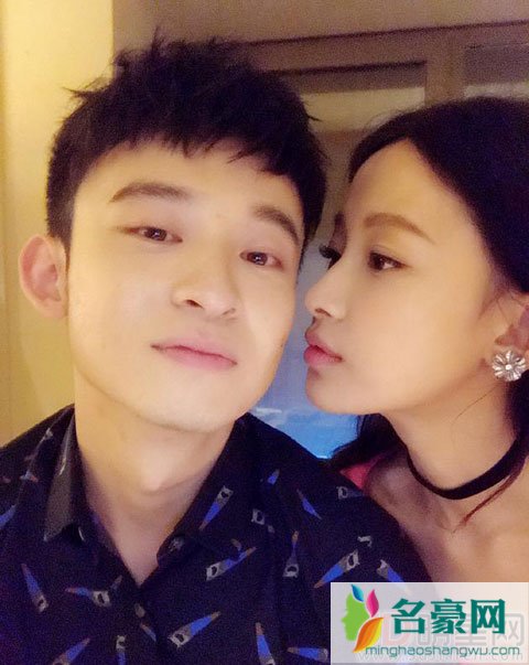 董子健中指的戒指 曾经被说靠母亲难过