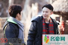 董子健中指的戒指 曾经被说靠母亲难过