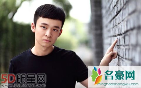董子健中指的戒指 曾经被说靠母亲难过